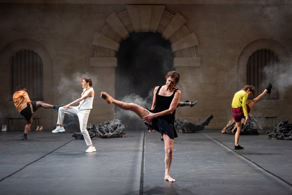 Mathilde Monnier, Black Lights © M. Coudrais - Festival Montpellier Danse. A lire sur SpinticA.fr