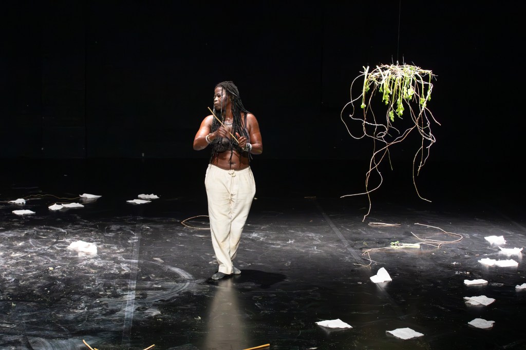 Epique ! (Pour Yikakou), Nadia Beugré © Werner Strouven. Festival Montpellier Danse. A lire sur SpinticA.fr