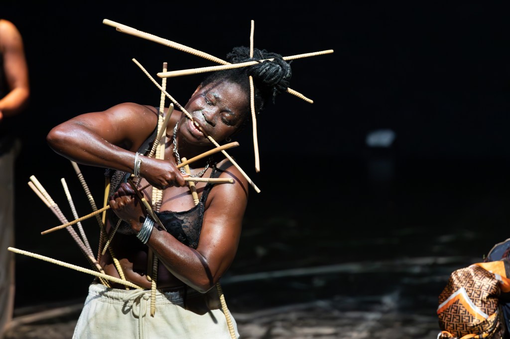 Epique ! (Pour Yikakou), Nadia Beugré © Werner Strouven. Festival Montpellier Danse. A lire sur SpinticA.fr
