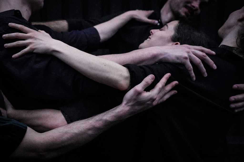 Pierre Pontvianne, La Liesse © Laurent Philippe. Festival Montpellier Danse. A lire sur SpinticA.fr