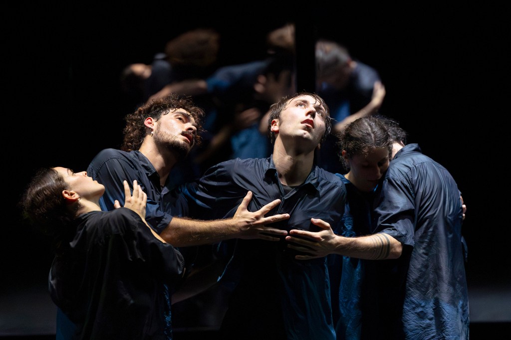 Pierre Pontvianne, La Liesse © Laurent Philippe. Festival Montpellier Danse. A lire sur SpinticA.fr