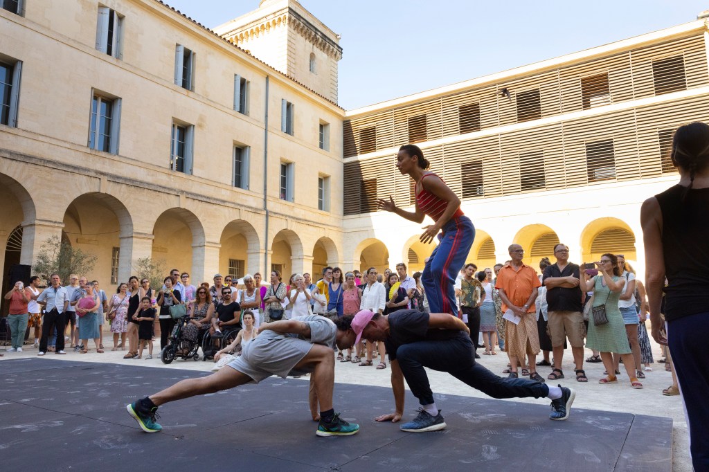Mathilde Monnier, TERRITOIRES - Agora, Cité Internationale de la danse, Montpellier le 29/06/2025 © Laurent Philippe. Festival Montpellier Danse. Lire sur SpinticA.fr