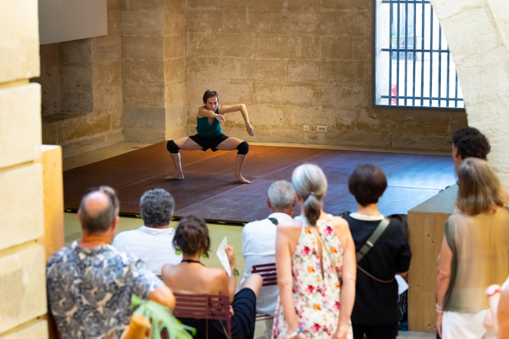 Mathilde Monnier, TERRITOIRES - Agora, Cité Internationale de la danse, Montpellier le 29/06/2025 © Laurent Philippe. Festival Montpellier Danse. Lire sur SpinticA.fr