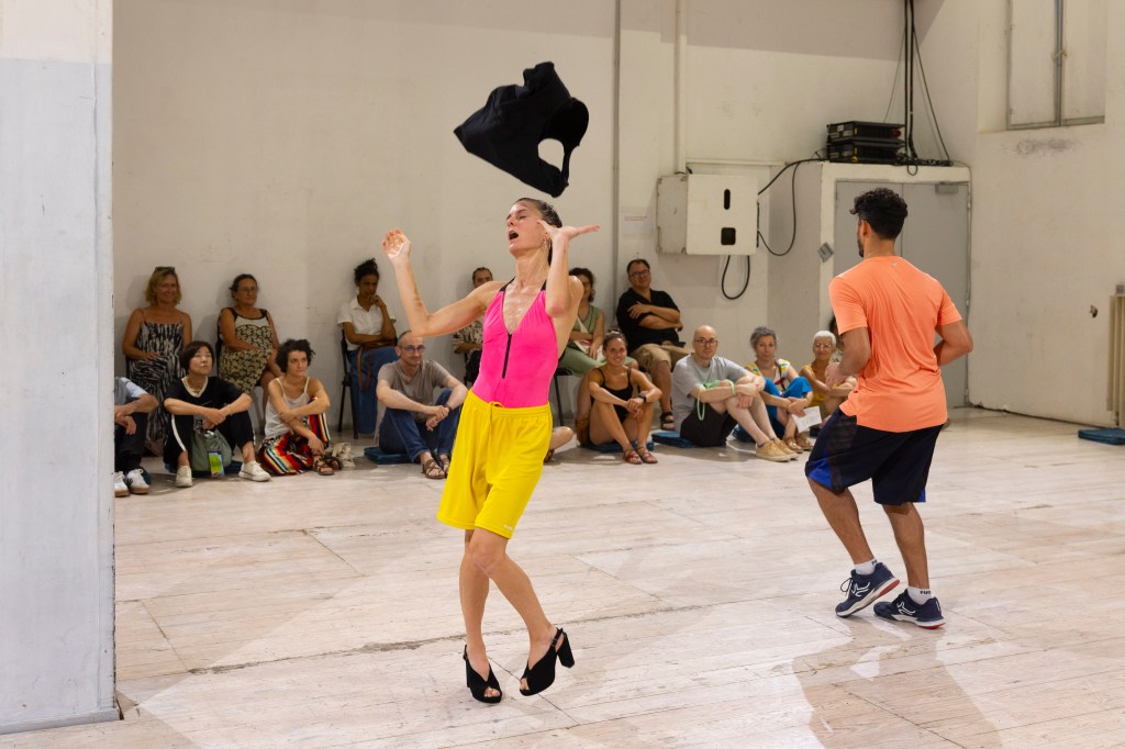 Mathilde Monnier, TERRITOIRES - Agora, Cité Internationale de la danse, Montpellier le 29/06/2025 © Laurent Philippe. Festival Montpellier Danse. Lire sur SpinticA.fr