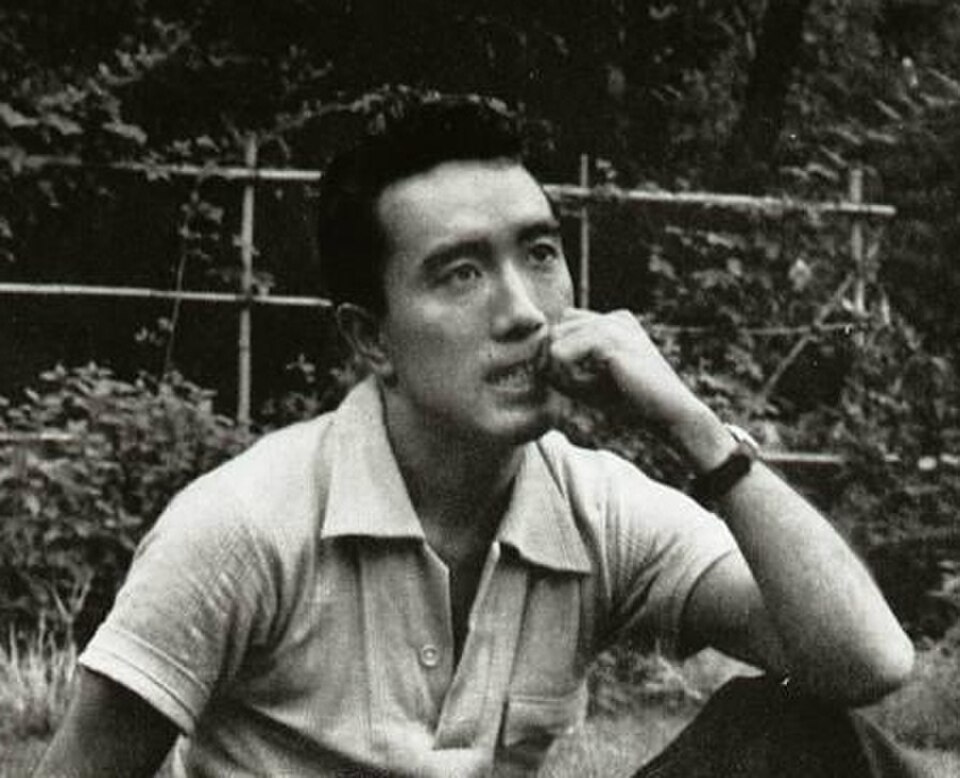 Yukio Mishima (三島由紀夫) - 1956
Public domain
Cette photographie fait partie du domaine public au Japon car ses droits d'auteurs ont expirés selon l'article 23 du Copyright Act japonais de 1899 et l'article 2 des nouvelles dispositions du Copyright Act de 1970 au Japon.