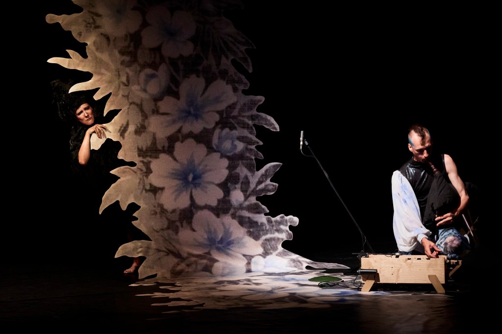GROWING PIECE - Madeleine Fournier et Julien Desailly / Hivernales © Christophe Raynaud de Lage/ Festival d’Avignon