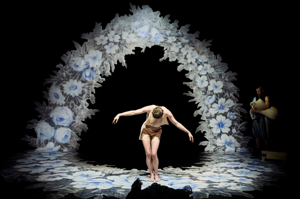 GROWING PIECE - Madeleine Fournier et Julien Desailly / Hivernales © Christophe Raynaud de Lage/ Festival d’Avignon