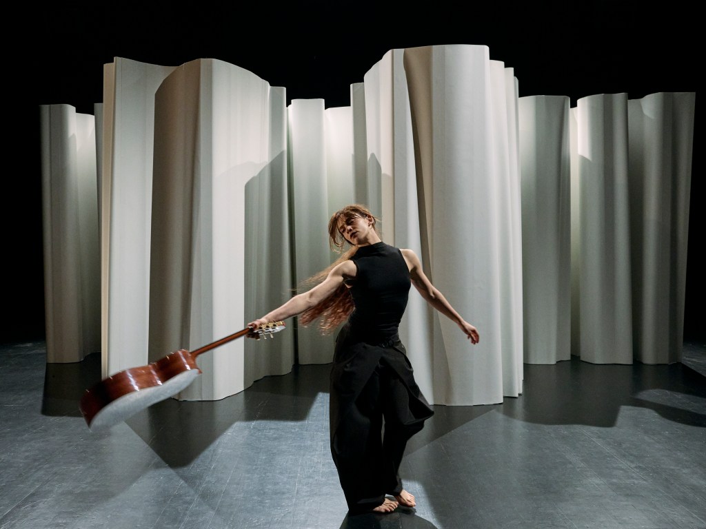 Sept Larmes pour Elisabeth - Aurélien Bory, Aure Wachter et Thibaut Garcia / Festival Montpellier Danse 46 © Aglaé Bory
