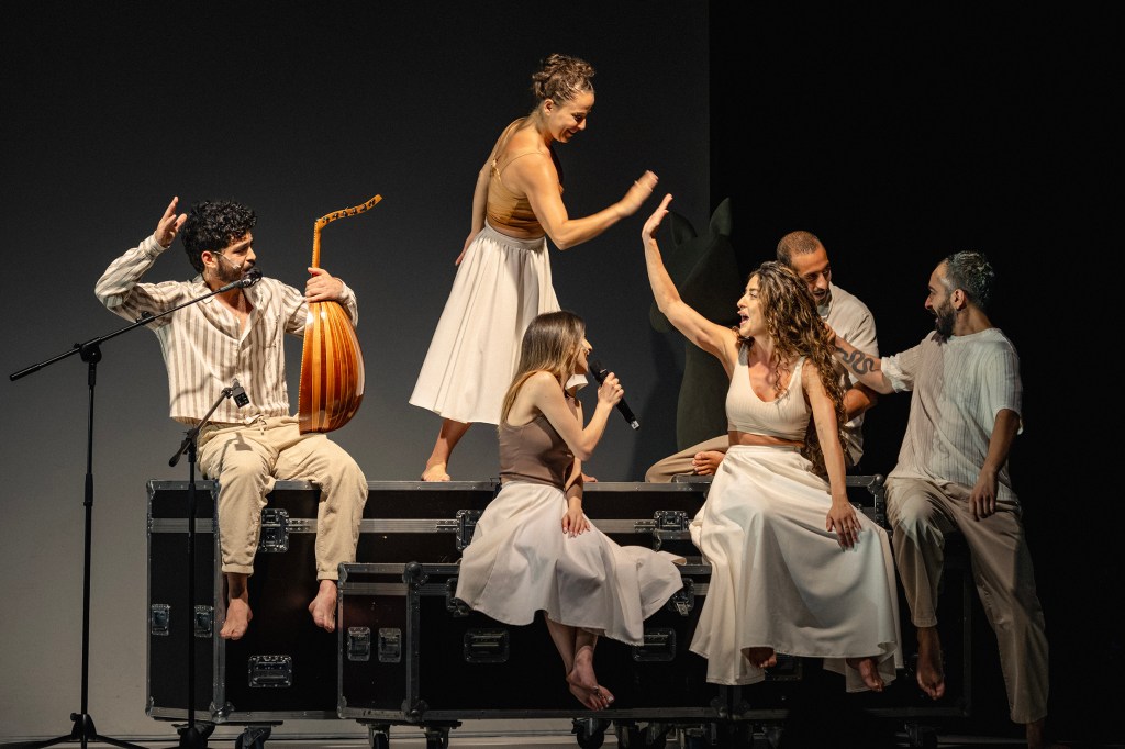 Al-Sirah_Al-Hilaliyyah par Bashar Murkus et Khulood Basel - Kashabi Theatre / Palestine © Nasser Hashemi. 13 vents CDN de Montpellier - SpinticA.fr